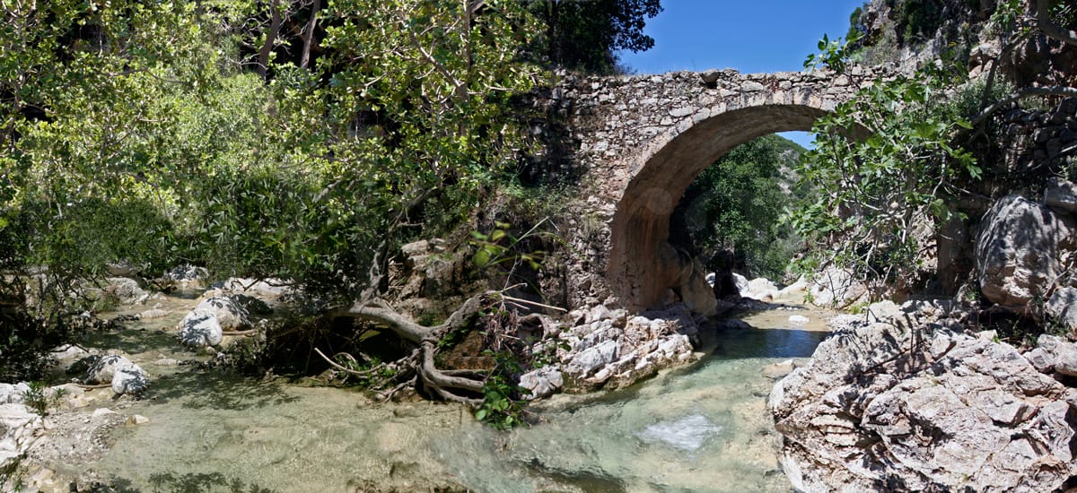 Πέτρινο γεφύρι στους μύλους Μυλοποτάμου